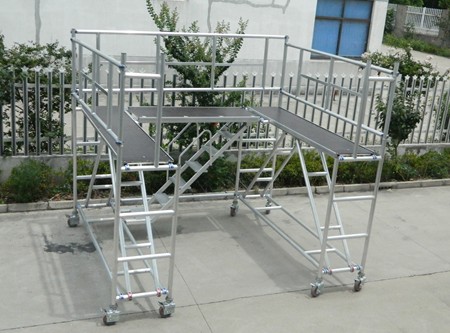 人比樓高，不是幻想是借助了鋁合金腳手架